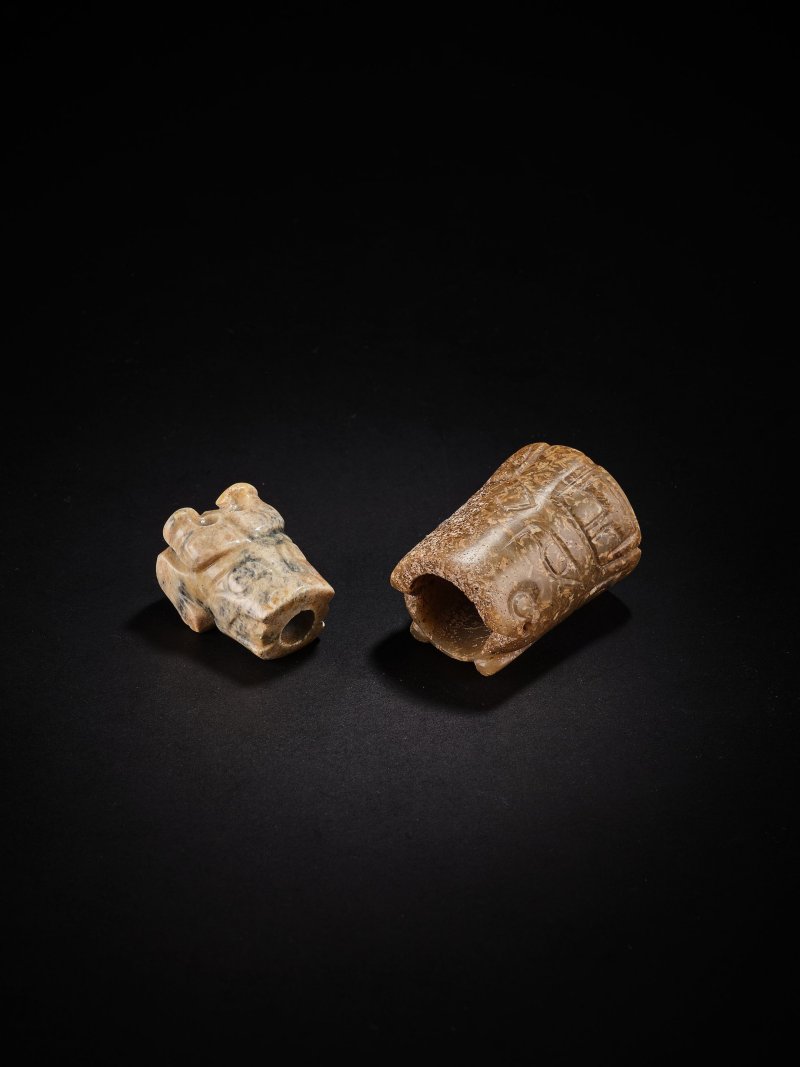 商或較晚　玉獸形珮二件 | TWO JADE ZOOMORPHIC ORNAMENTS - 图3