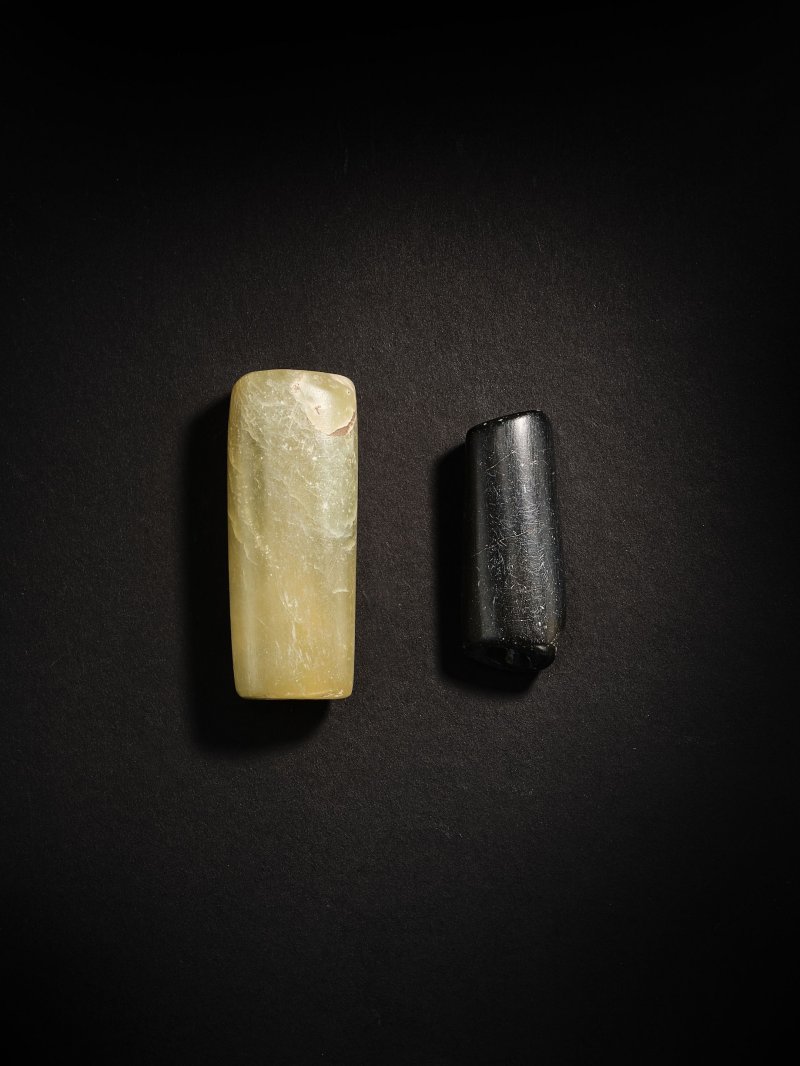 新石器時代　青玉管 及 墨玉管 | A PALE GREEN JADE BEAD AND A BLACK JADE BEAD
