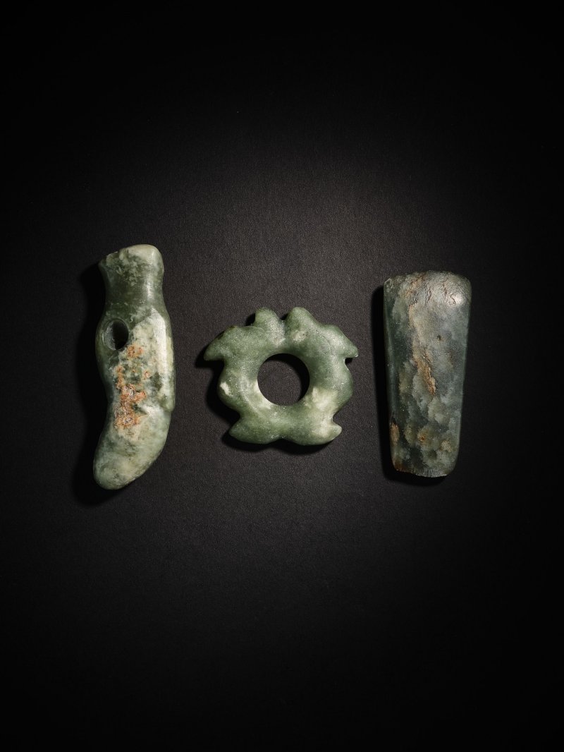 新石器時代　青玉飾　一組三件 | THREE JADE ORNAMENTS - 图2