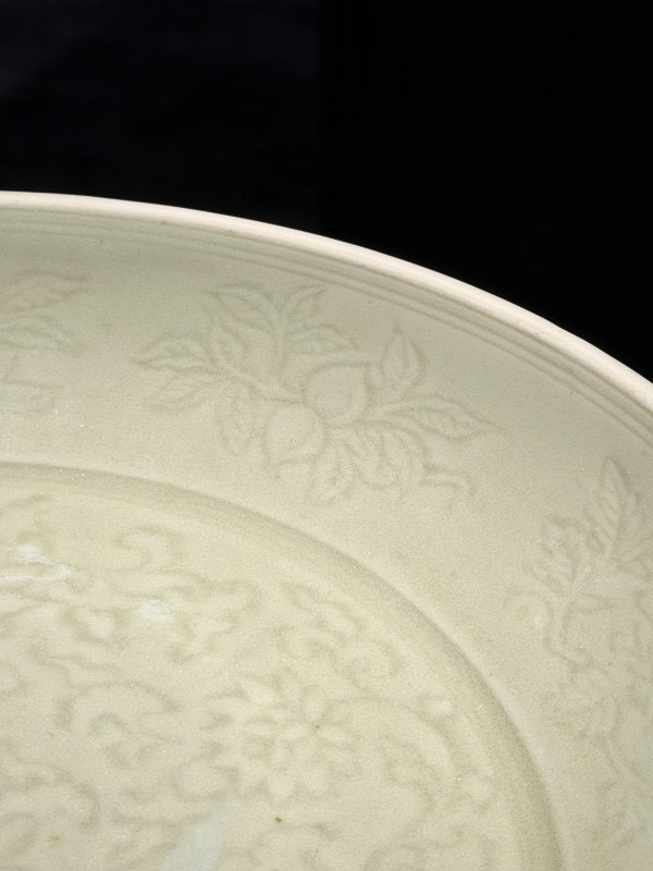 明初 处州龙泉缠枝花卉大盘 - 图9