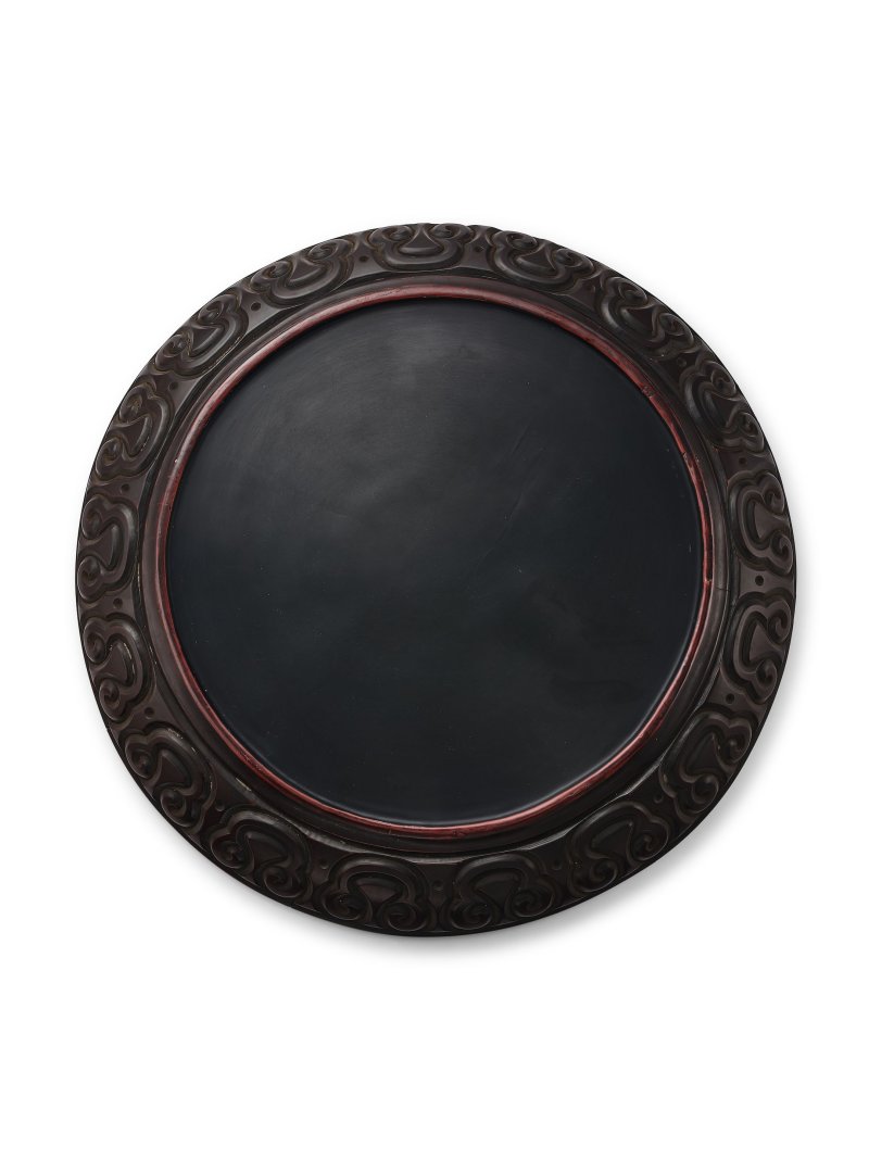 元/明　剔犀黑漆如意雲紋大盤 | A LARGE TIXI CARVED BLACK LACQUER CIRCULAR DISH - 图2
