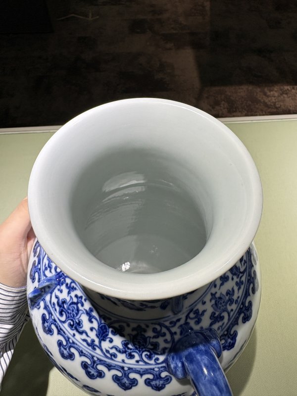 清乾隆 青花缠枝花卉纹双耳出戟尊 - 图13