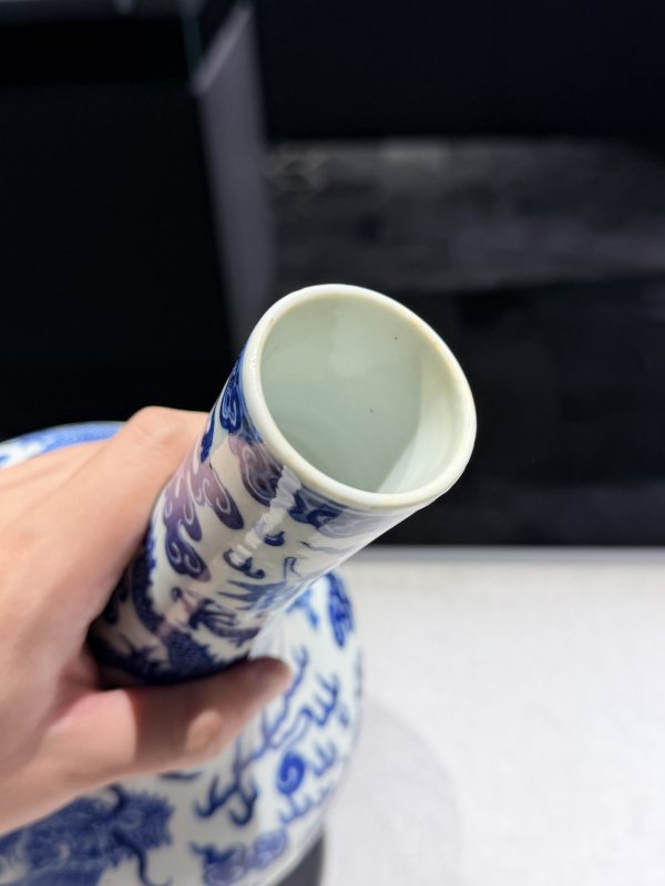 清中期 青花海水江崖云龙纹长颈瓶 - 图12