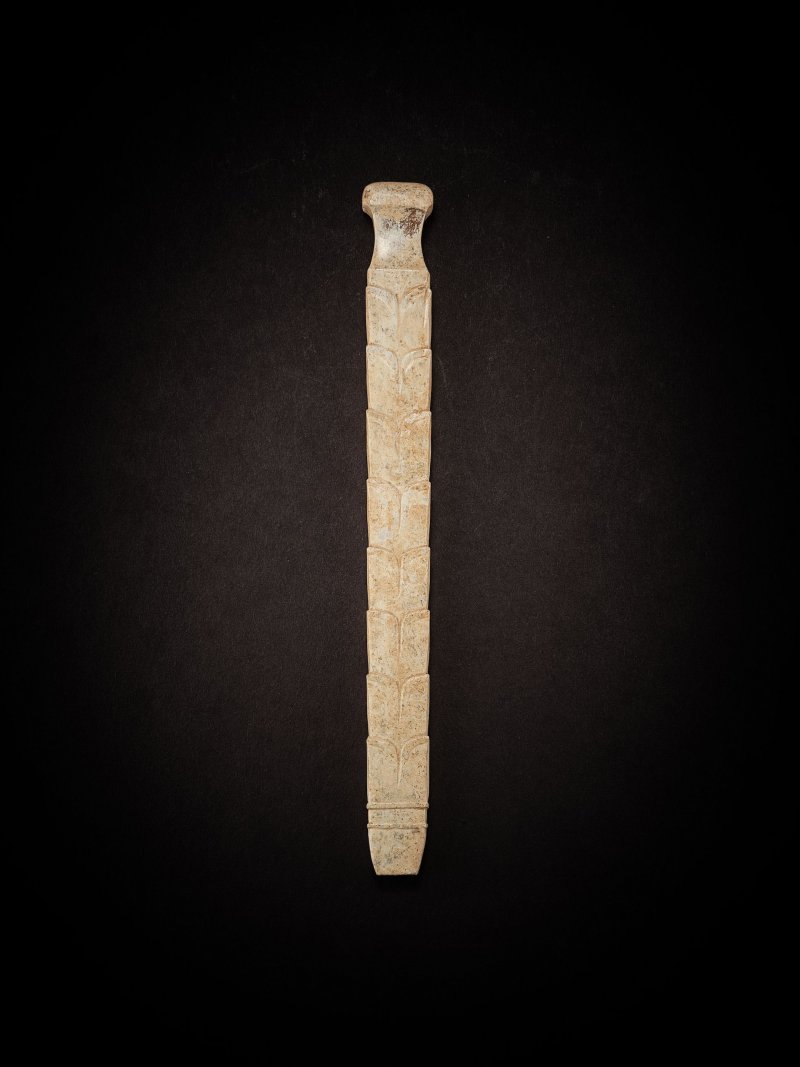 商　玉柄形器 | A JADE RIBBED ORNAMENT - 图4