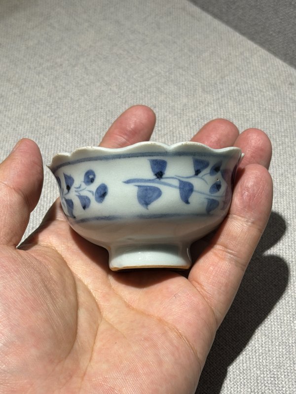 元 青花荷塘鸳鸯纹菱口盘及花口杯一套 - 图5