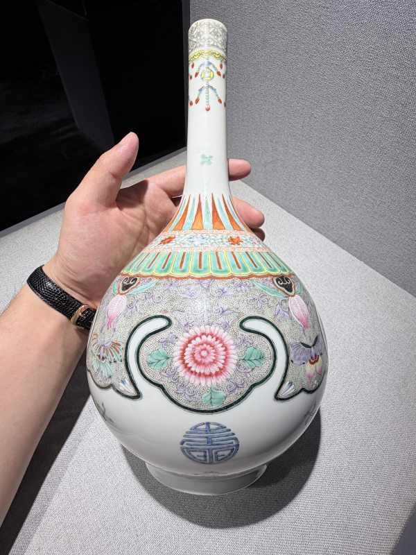 民国 粉彩如意披肩花蝶纹长颈瓶 - 图4