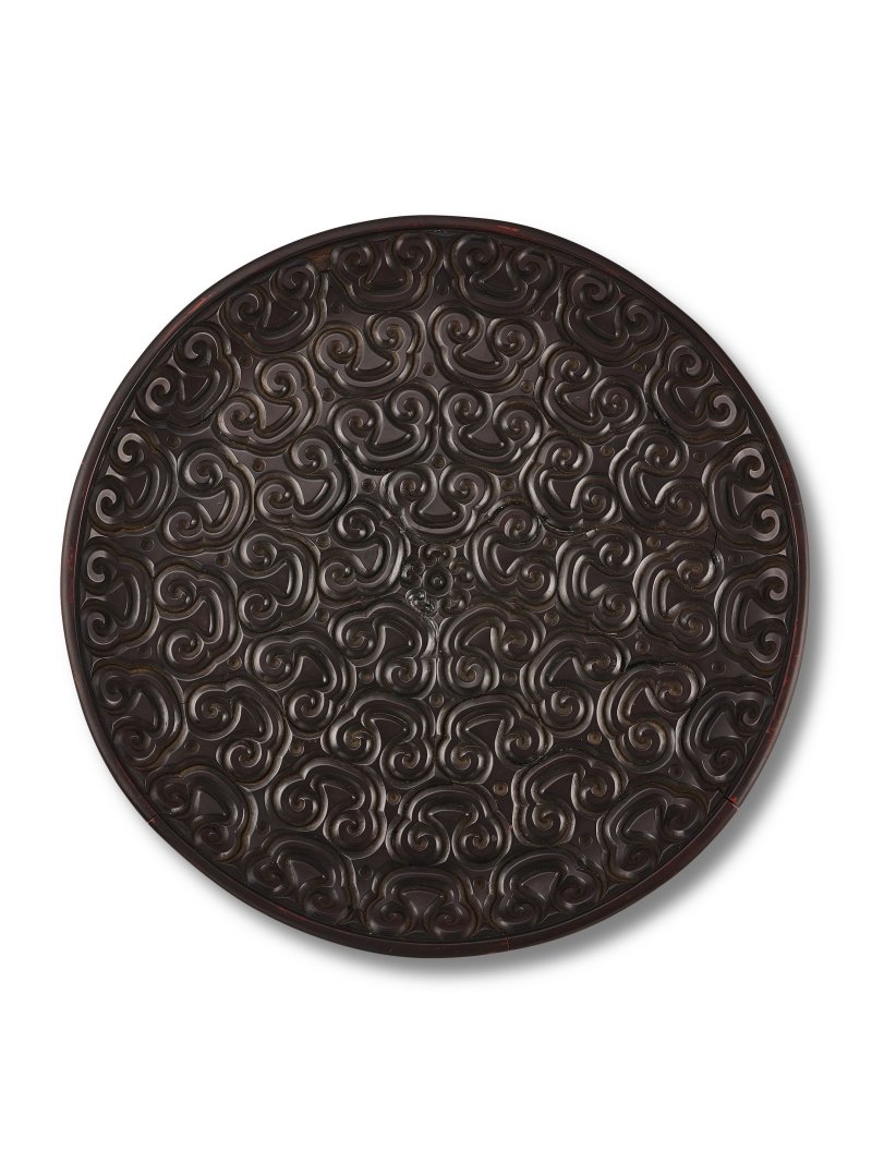元/明　剔犀黑漆如意雲紋大盤 | A LARGE TIXI CARVED BLACK LACQUER CIRCULAR DISH - 图3