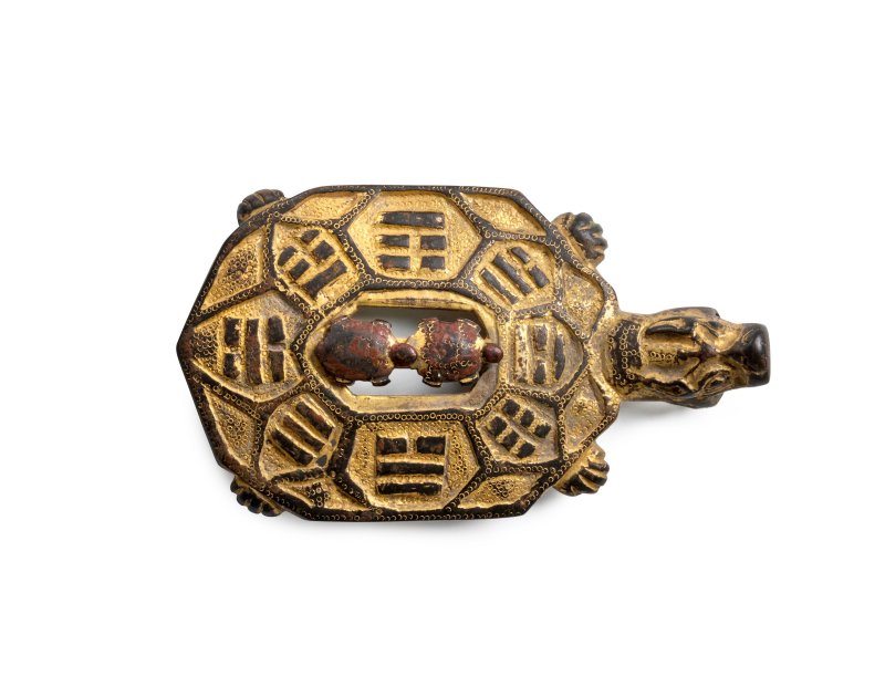 中國或韓國 十九世紀末/二十世紀 鎏金銅八卦紋龜形帶飾 | A GILT BRONZE 'TORTOISE' BELT BUCKLE AND TWO BRONZE 'TIGER' WEIGHTS - 图3