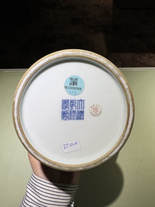 清乾隆 青花缠枝花卉纹双耳出戟尊 - 图14
