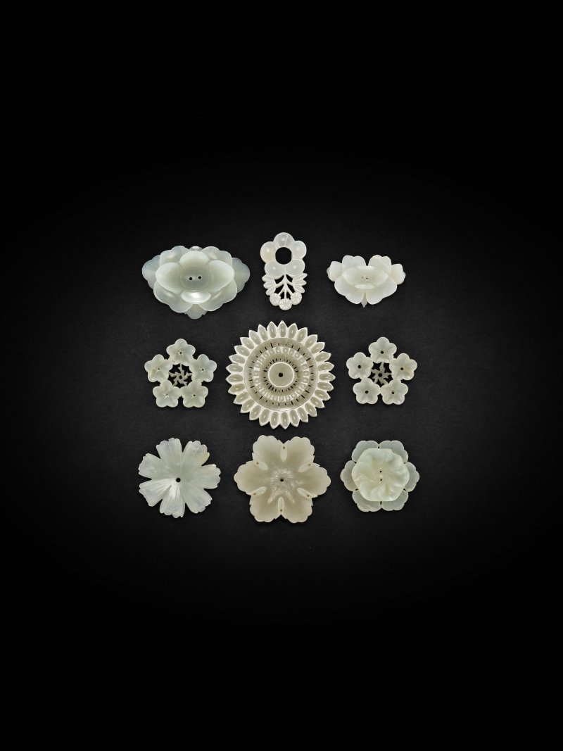 明/清　玉花片一組九件 | A GROUP OF NINE JADE FLORAL ORNAMENTS