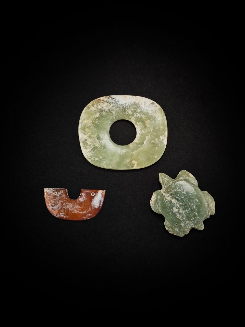 各式仿古玉器一組三件 | A GROUP OF THREE ARCHAISTIC JADE ORNAMENTS