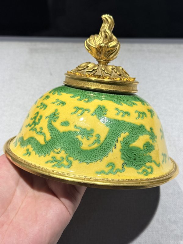 清乾隆—嘉庆 黄地绿彩云龙纹碗一对 - 图8