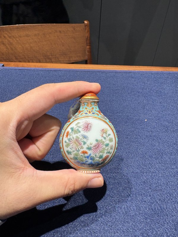 清嘉庆 御制诗文洋彩菊花图烟壶 - 图9