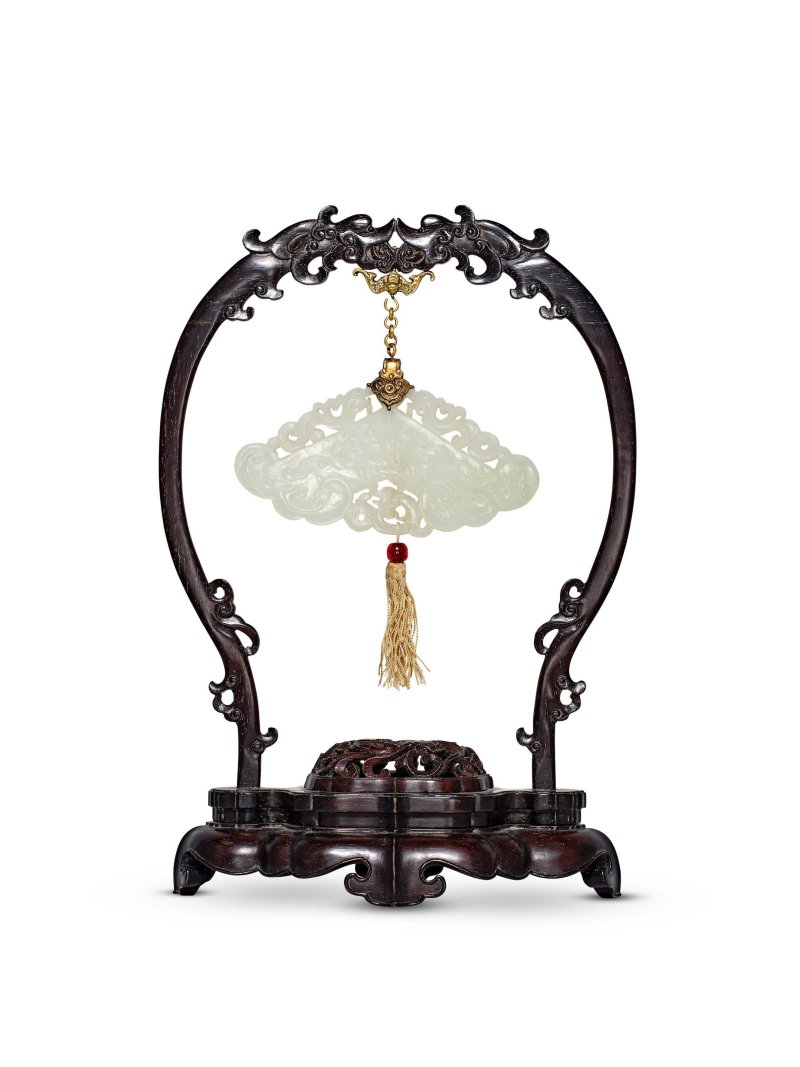 清　白玉鏤雕仿古紋牌 | A RETICULATED WHITE JADE PLAQUE WITH ZITAN STAND - 图2