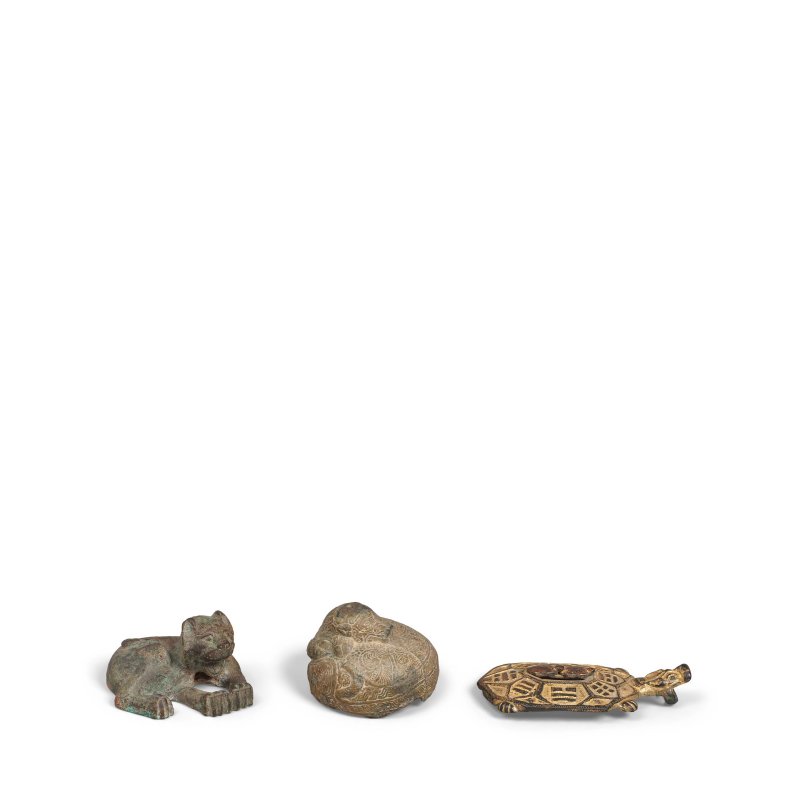 中國或韓國 十九世紀末/二十世紀 鎏金銅八卦紋龜形帶飾 | A GILT BRONZE 'TORTOISE' BELT BUCKLE AND TWO BRONZE 'TIGER' WEIGHTS - 图4