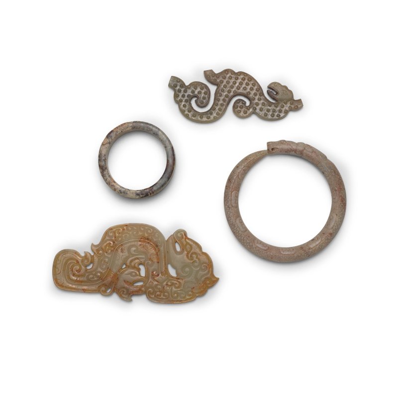 二十世紀仿戰國 龍形玉珮兩件 龍形玉手環一件 石刻小環一件 | FOUR ARCHAIC-STYLE JADE AND HARDSTONE ORNAMENTS - 图4