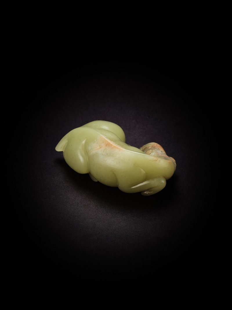 清　黃玉羊 | A YELLOW JADE CARVING OF A RAM - 图2