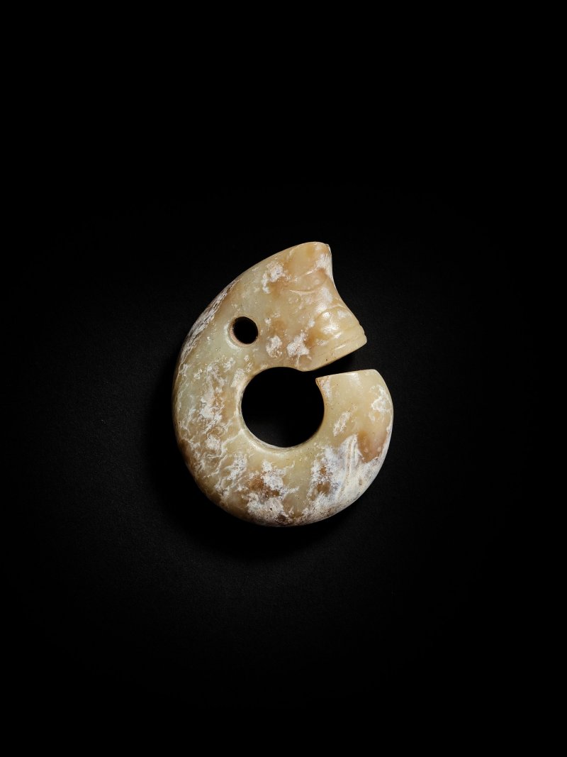 新石器時代　紅山文化　玉豬龍 | A PALE GREEN JADE PIG DRAGON