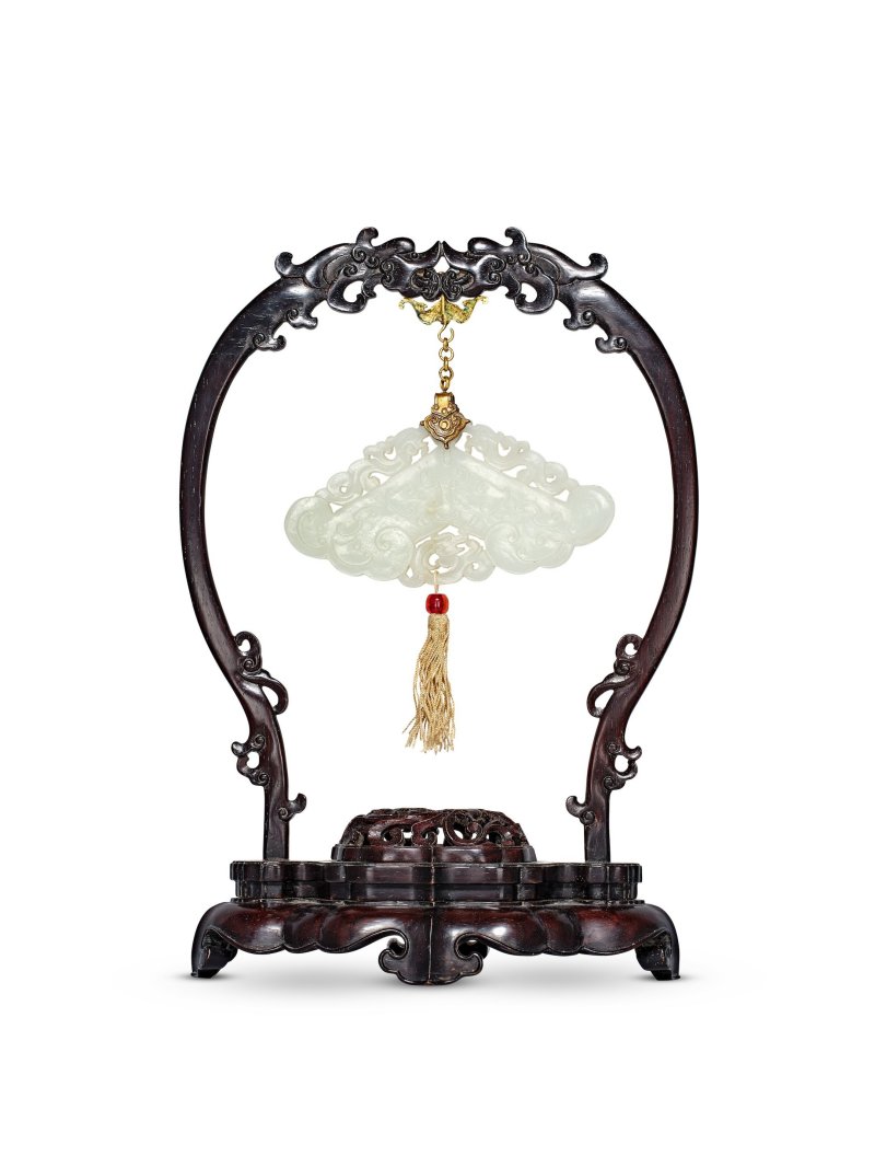 清　白玉鏤雕仿古紋牌 | A RETICULATED WHITE JADE PLAQUE WITH ZITAN STAND - 图3