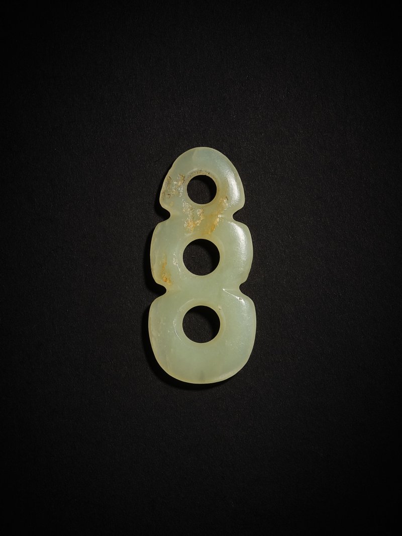 新石器時代　三聯玉璧 | A JADE TRIPLE-HOLED ORNAMENT - 图2