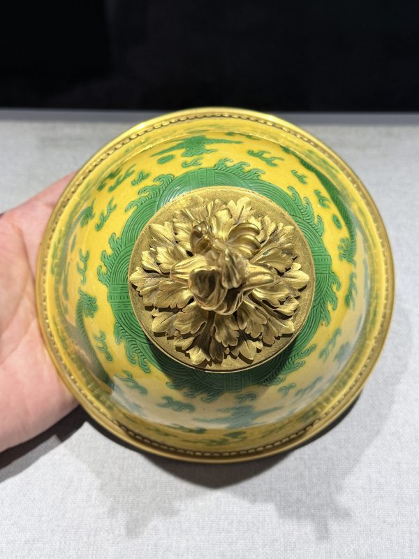 清乾隆—嘉庆 黄地绿彩云龙纹碗一对 - 图9