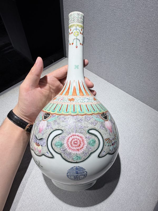 民国 粉彩如意披肩花蝶纹长颈瓶 - 图5