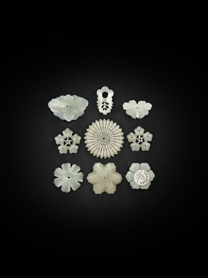 明/清　玉花片一組九件 | A GROUP OF NINE JADE FLORAL ORNAMENTS - 图2