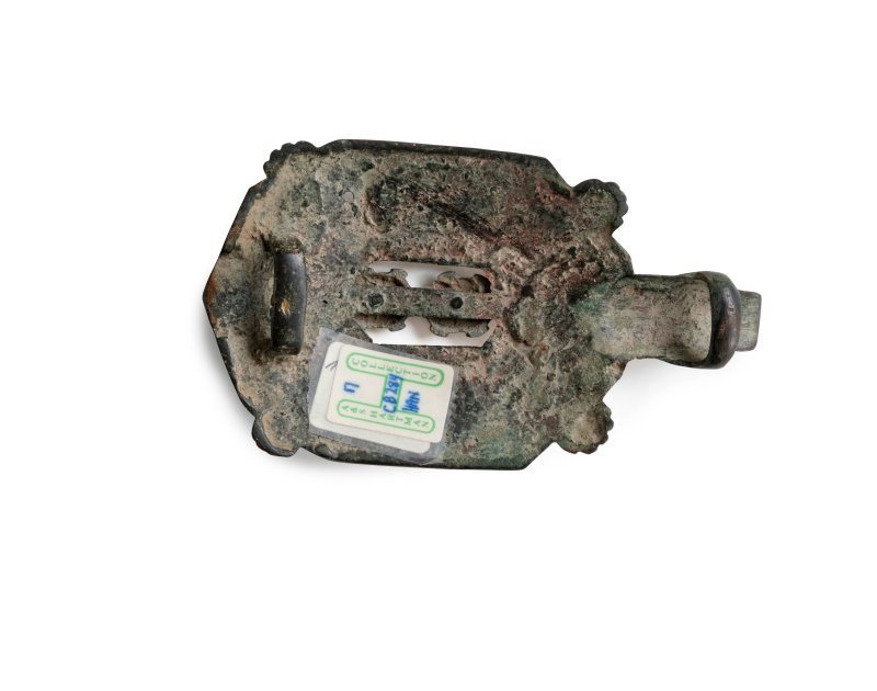 中國或韓國 十九世紀末/二十世紀 鎏金銅八卦紋龜形帶飾 | A GILT BRONZE 'TORTOISE' BELT BUCKLE AND TWO BRONZE 'TIGER' WEIGHTS - 图5