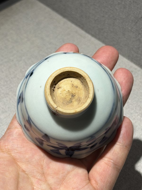 元 青花荷塘鸳鸯纹菱口盘及花口杯一套 - 图7