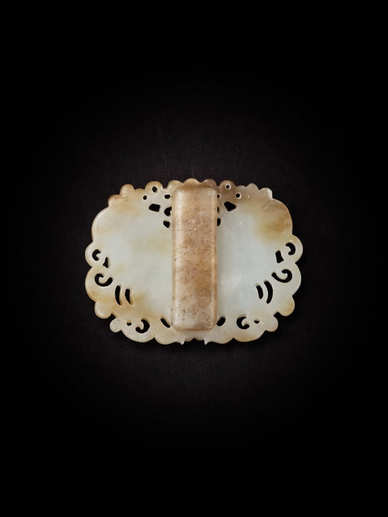 清　白玉蝶紋帶飾 | A WHITE JADE 'BUTTERFLY' BELT ORNAMENT - 图4