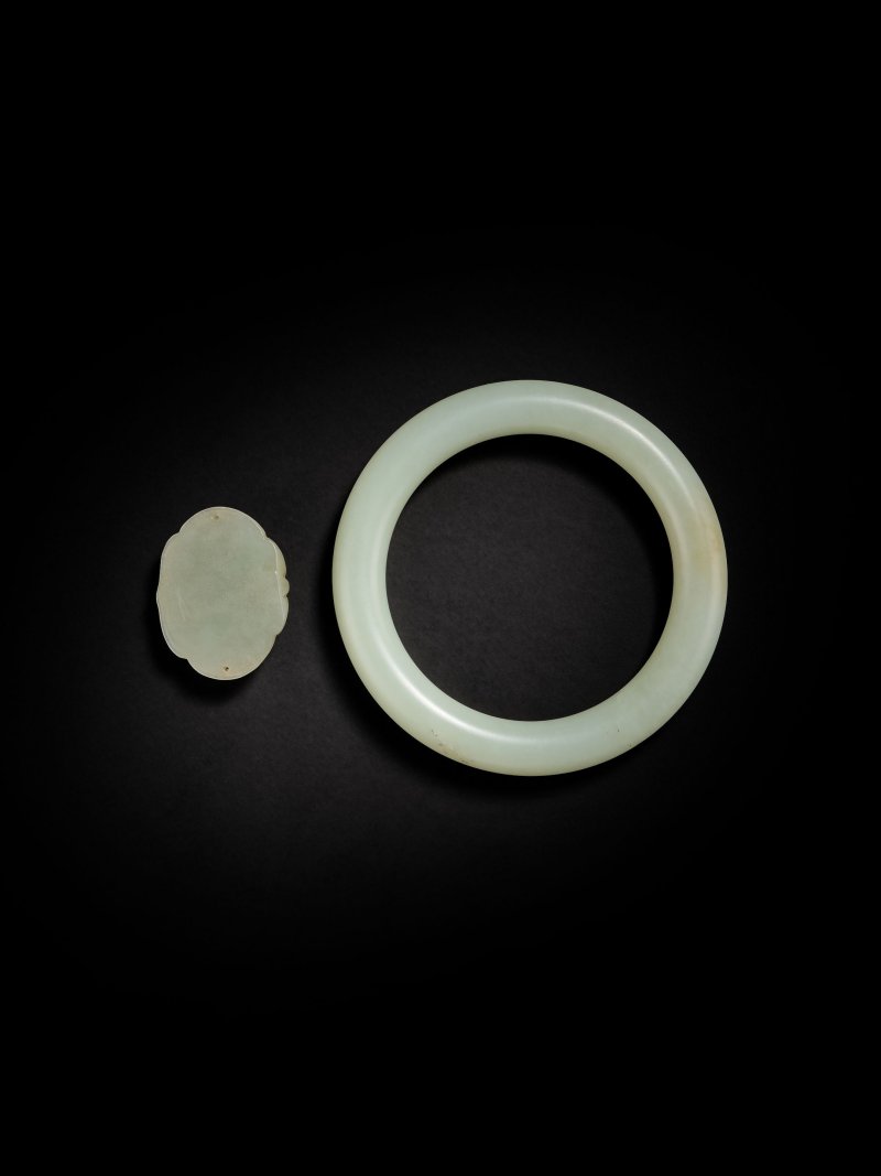 清　青白玉手鐲 及 玉團壽紋飾件 | A PALE GREEN JADE BANGLE AND A MINIATURE JADE 'SHOU MEDALLION' ORNAMENT - 图2