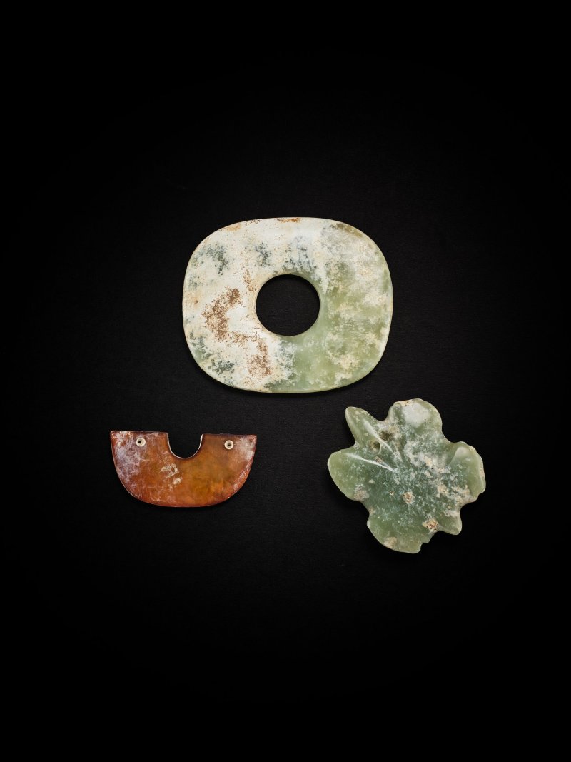 各式仿古玉器一組三件 | A GROUP OF THREE ARCHAISTIC JADE ORNAMENTS - 图2