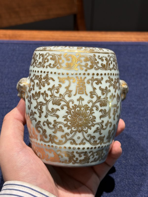 清乾隆 粉青地描金缠枝瑞莲捧寿纹鼓墩式花插一对 - 图6