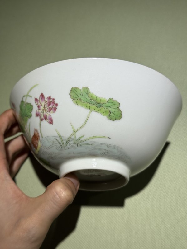 清道光 慎德堂制 粉彩满池娇纹碗一对 - 图27