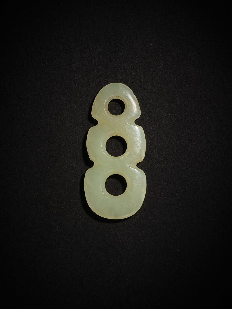 新石器時代　三聯玉璧 | A JADE TRIPLE-HOLED ORNAMENT - 图3