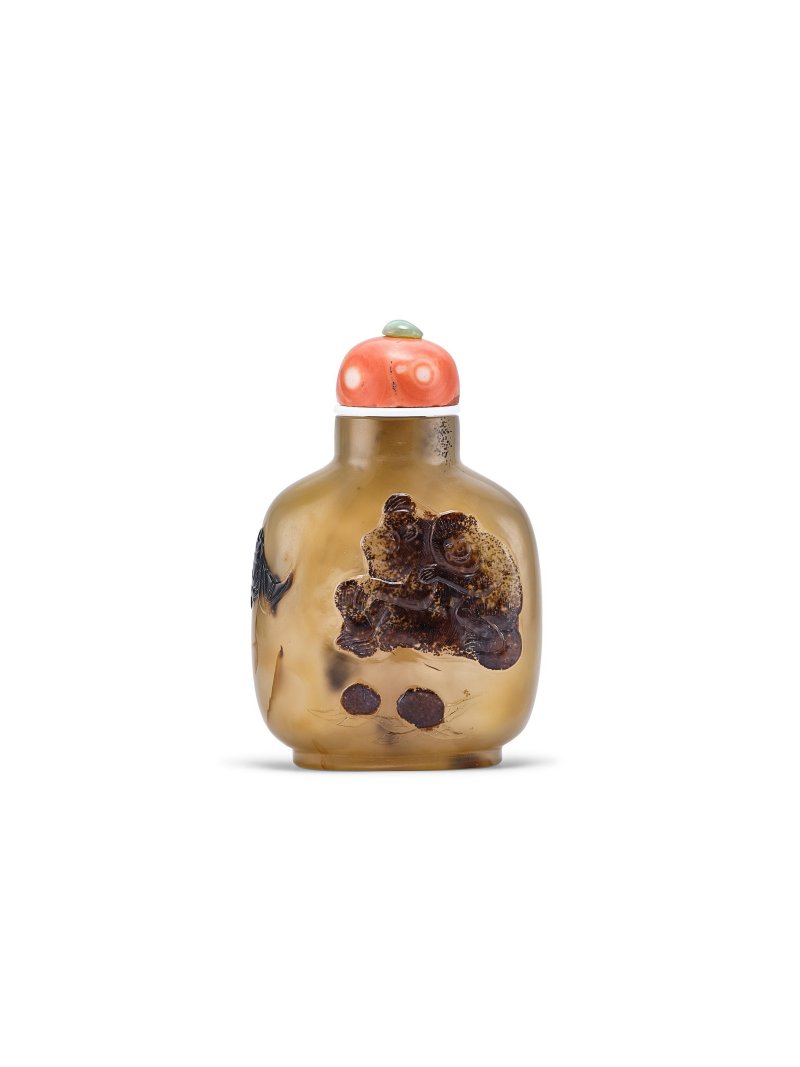 清　影子瑪瑙輩輩封侯圖鼻煙壺 | A SHADOW AGATE 'MONKEY' SNUFF BOTTLE