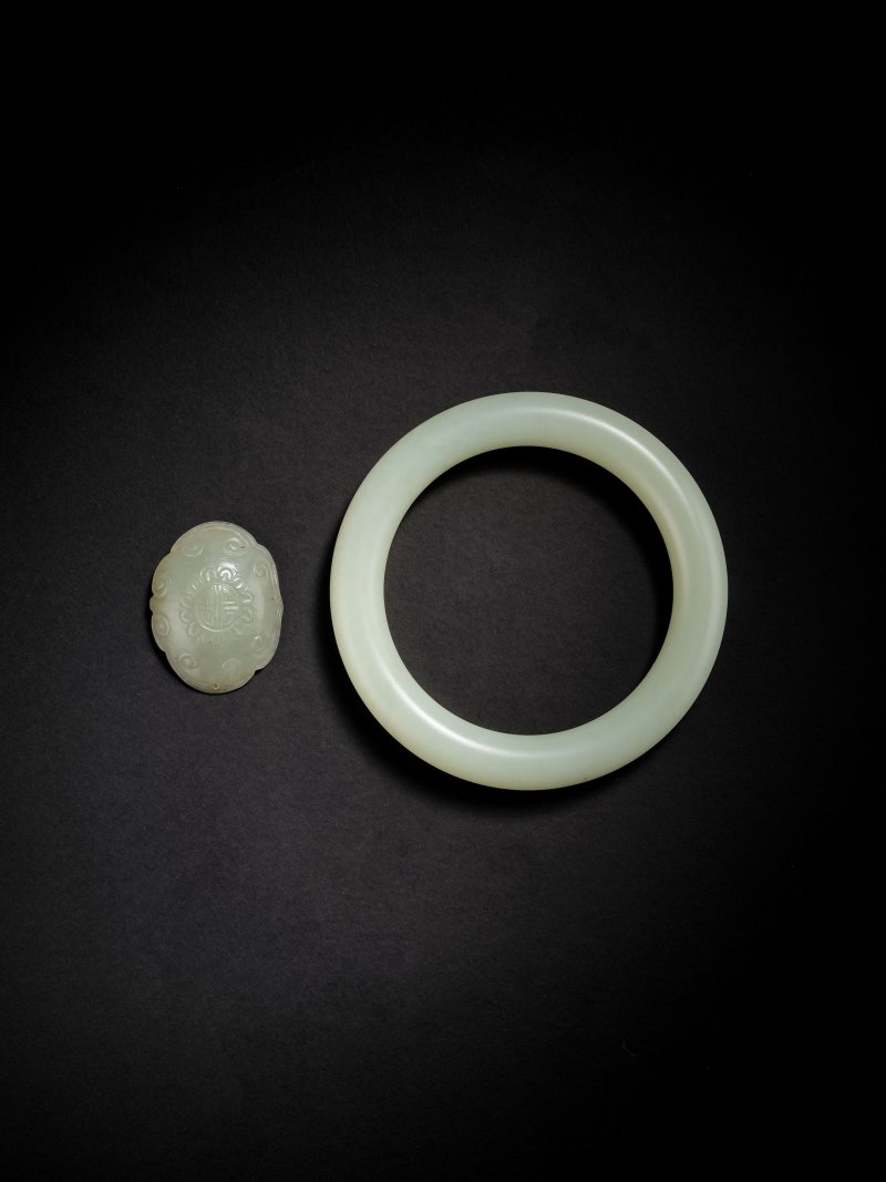 清　青白玉手鐲 及 玉團壽紋飾件 | A PALE GREEN JADE BANGLE AND A MINIATURE JADE 'SHOU MEDALLION' ORNAMENT - 图3