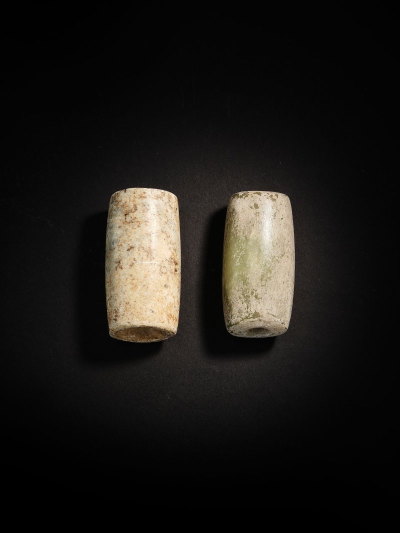 新石器時代　玉管　一組兩件 | AN CALCIFIED JADE BEAD AND A PALE GREEN JADE BEAD - 图2