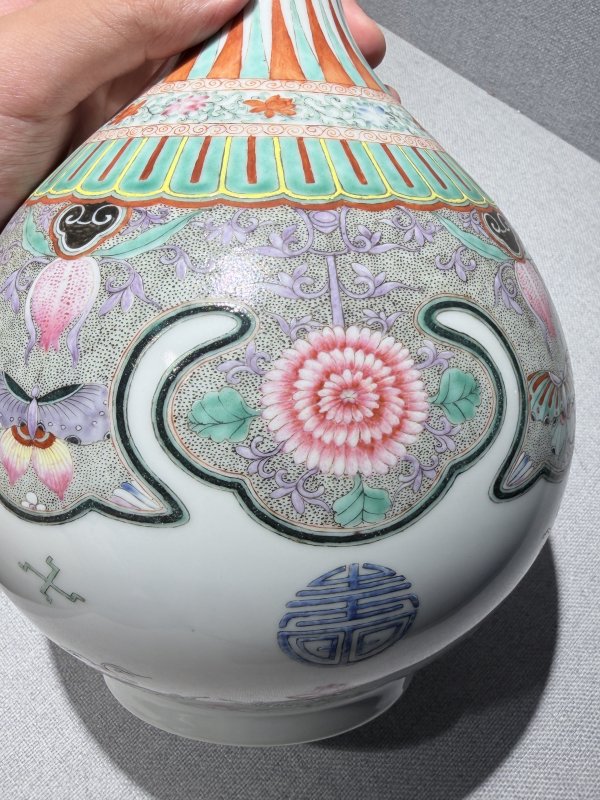 民国 粉彩如意披肩花蝶纹长颈瓶 - 图6