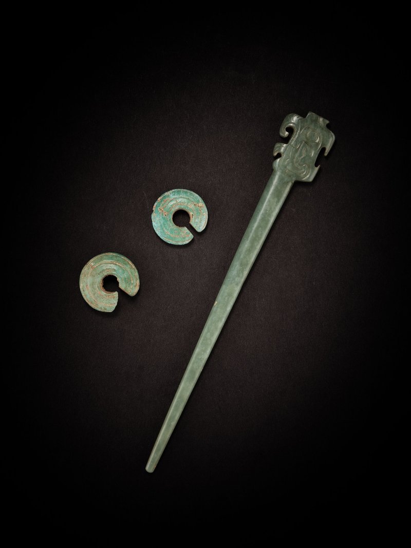 新石器時代　綠松石玦一對 | A PAIR OF TURQUOISE JUE EARRINGS AND A BIRD-HEAD JADE HAIRPIN