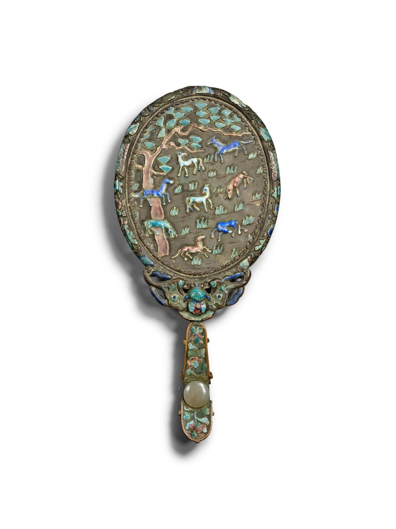 清 玉雕馬上封侯紋帶鉤配銀鏡 | A JADE 'HORSE AND MONKEY' BELT HOOK MOUNTED IN AN ENAMELLED SILVER MIRROR - 图4