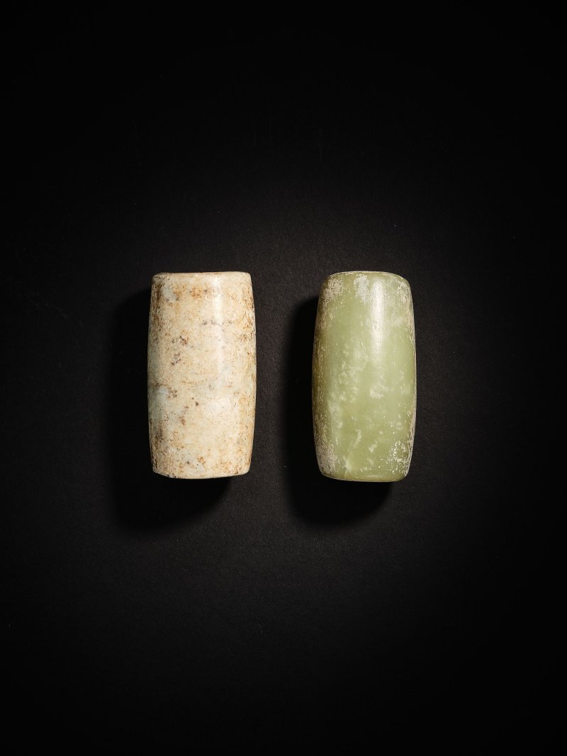 新石器時代　玉管　一組兩件 | AN CALCIFIED JADE BEAD AND A PALE GREEN JADE BEAD - 图3