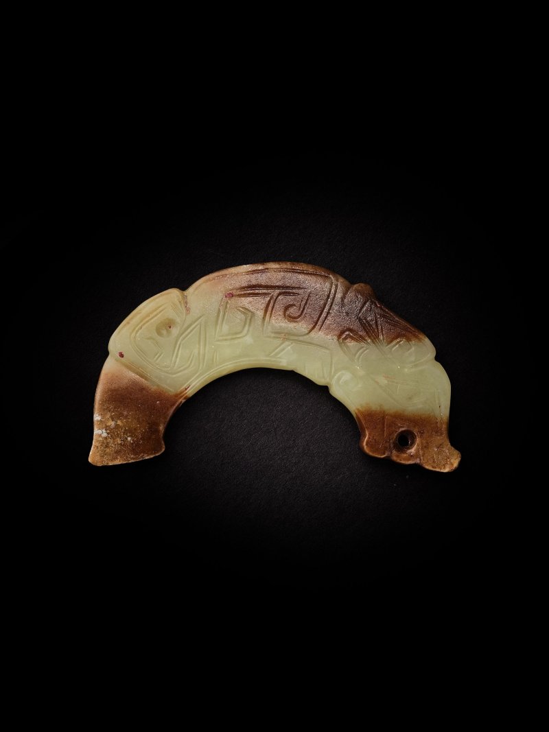 商或更晚　龍紋玉珮 | A GREEN AND BROWN JADE ARC-SHAPED 'DRAGON' PLAQUE