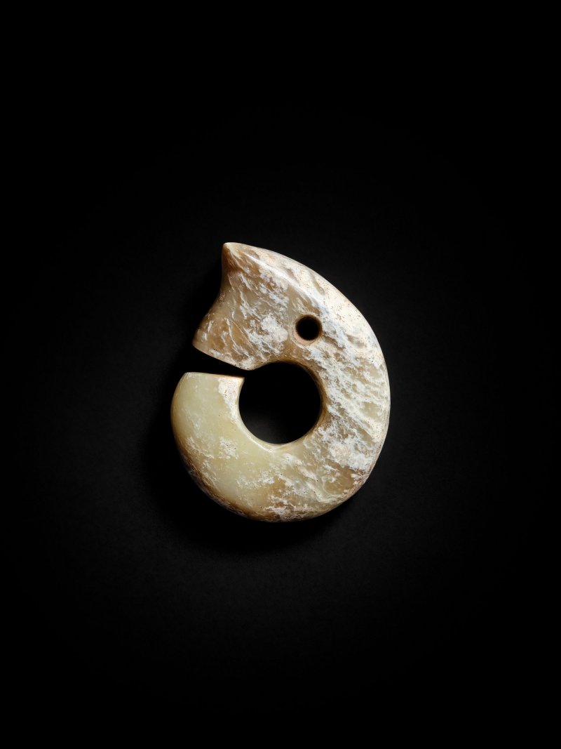 新石器時代　紅山文化　玉豬龍 | A PALE GREEN JADE PIG DRAGON - 图4