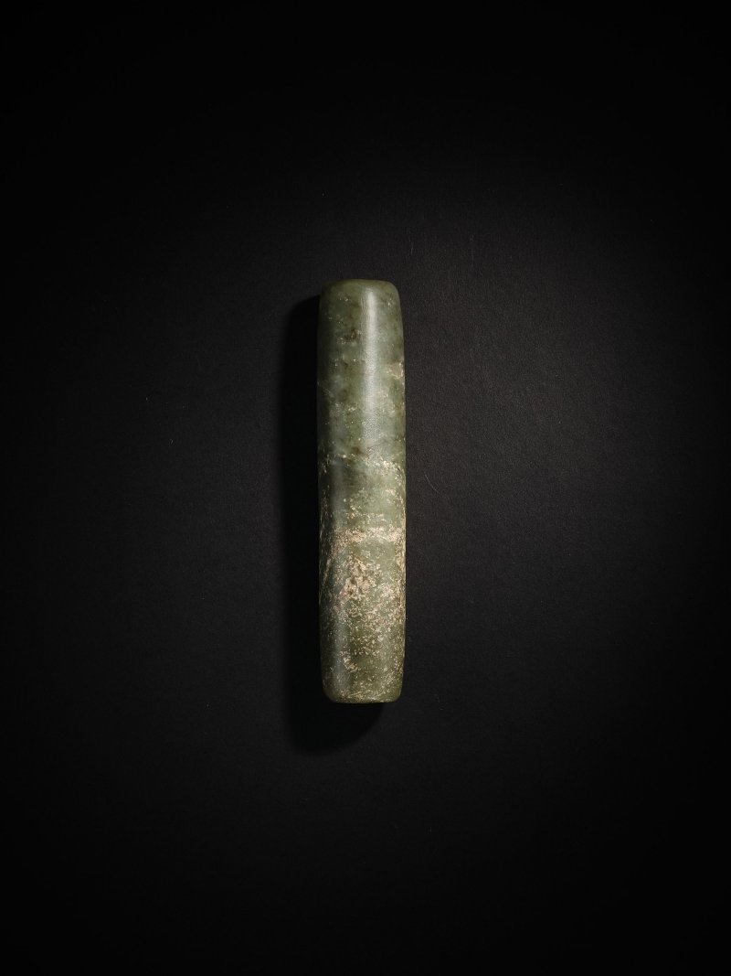 新石器時代　玉管 | A LARGE JADE TUBULAR ORNAMENT - 图3