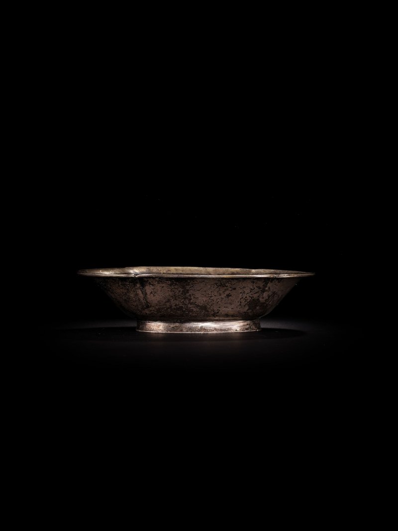 唐　局部銀鎏金鹿紋海棠碟 | A PARCEL-GILT SILVER 'DEER' LOBED DISH - 图6
