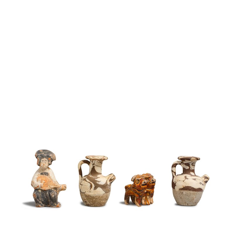 唐/宋 絞釉微型執壺兩件 加彩陶樂伎一件 褐釉犬一對 | FOUR MINIATURE POTTERY DECORATIONS