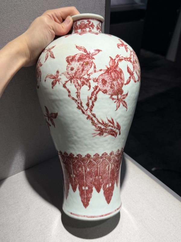 清乾隆 釉里红折枝瑞果梅瓶 - 图4
