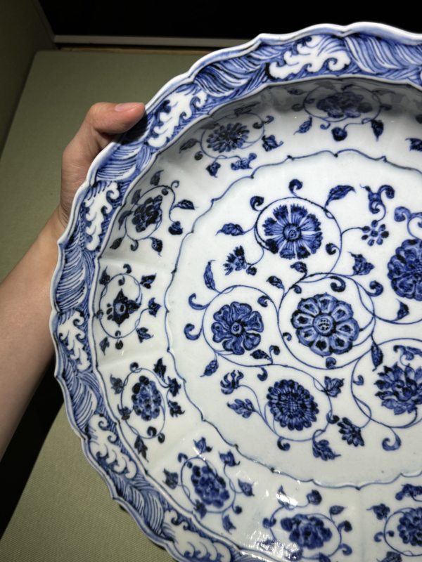 明永乐 青花缠枝四季花卉折沿海浪菱口盘 - 图5