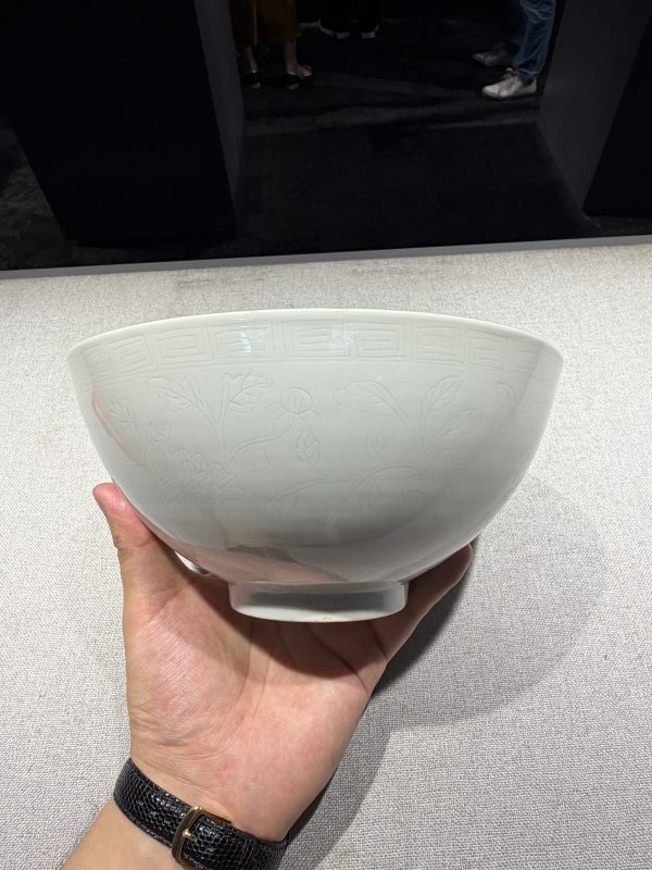 明永乐 甜白外刻缠枝菊纹内蕉叶牡丹纹大莲子碗 - 图6